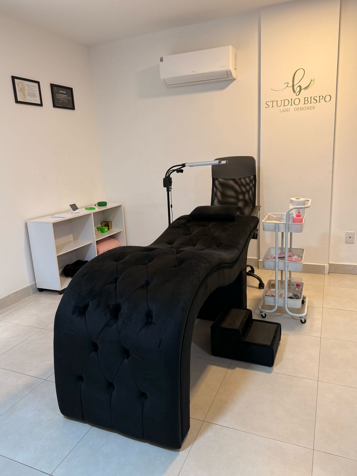 Ambiente premium para aplicação de extensão de cílios no Studio Bispo